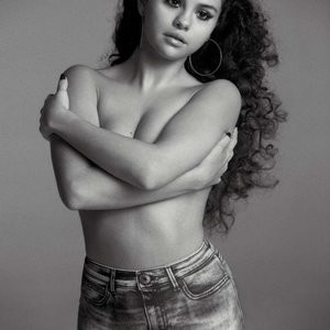 Poll: Selena Gomez vs. Mila Kunis – Leaked Nudes