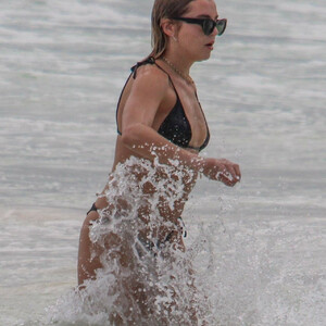 Free nude Celebrity Rachel Hilbert 007 pic