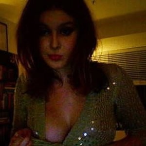 Nude Celebrity Picture Renee Olstead 008 pic