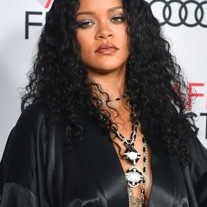 Celebrity Nude Pic Rihanna 049 pic