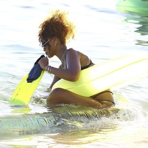 Free nude Celebrity Rihanna 002 pic