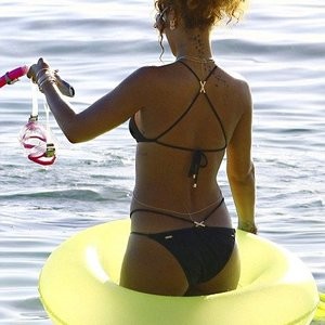 Naked Celebrity Pic Rihanna 003 pic
