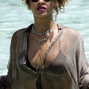 Nude Celeb Pic Rihanna 013 pic