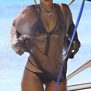 Hot Naked Celeb Rihanna 016 pic