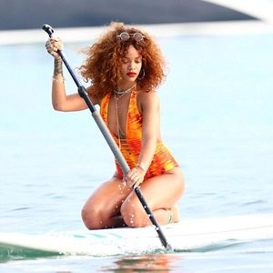 Famous Nude Rihanna 014 pic