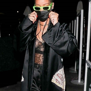 Free Nude Celeb Rihanna 038 pic