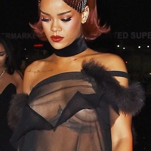 Free Nude Celeb Rihanna 004 pic