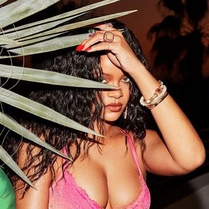 Famous Nude Rihanna 002 pic