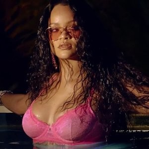 Celebrity Naked Rihanna 015 pic