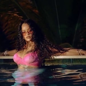 Celebrity Nude Pic Rihanna 019 pic