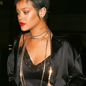 Naked Celebrity Pic Rihanna 015 pic