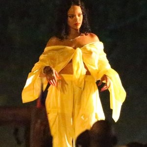 Celebrity Nude Pic Rihanna 017 pic
