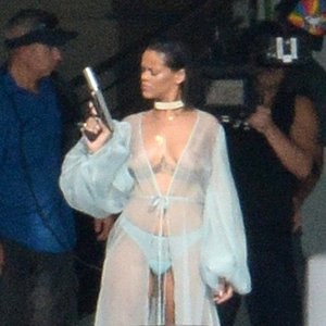 Famous Nude Rihanna 007 pic