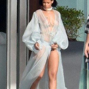 Free Nude Celeb Rihanna 021 pic