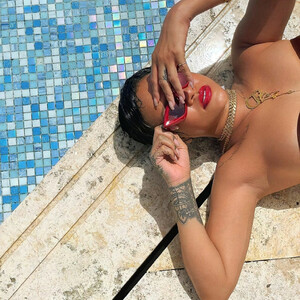 Free Nude Celeb Rihanna 002 pic