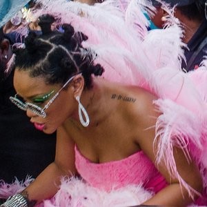 Celeb Naked Rihanna 007 pic