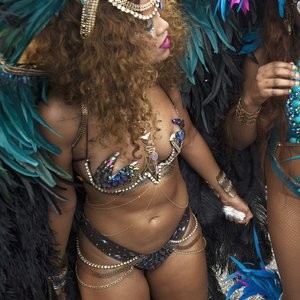 Famous Nude Rihanna 010 pic