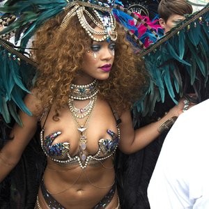 Famous Nude Rihanna 011 pic