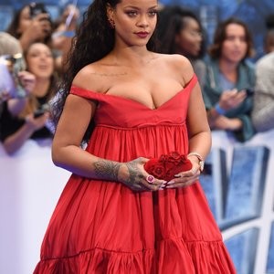 Hot Naked Celeb Rihanna 011 pic