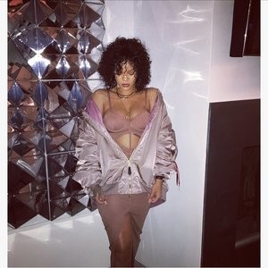 Rihanna Sexy (4 New Photos) – Leaked Nudes