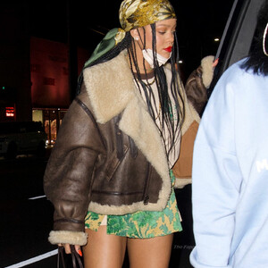 Celebrity Nude Pic Rihanna 008 pic