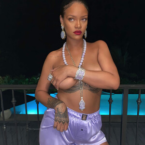 Rihanna Topless (2 New Photos) – Leaked Nudes