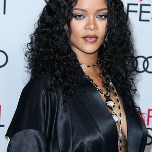Celebrity Nude Pic Rihanna 003 pic