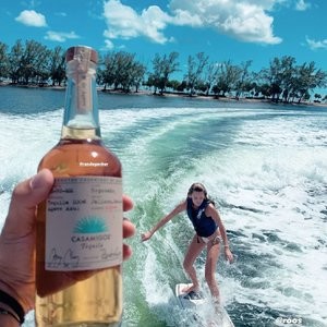 Roosmarijn De Kok & Jamison Ernest Kick Back on a Boat with Friends in Miami Beach (32 Photos + Video) – Leaked Nudes