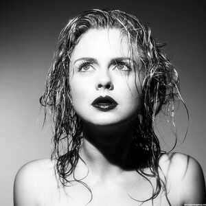 Nude Celebrity Picture Rose McIver 004 pic