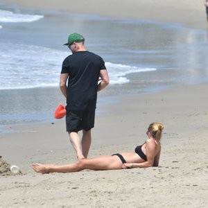 Rosie Huntington-Whiteley & Jason Statham Enjoy a Day on the Beach (70 Photos) - Leaked Nudes