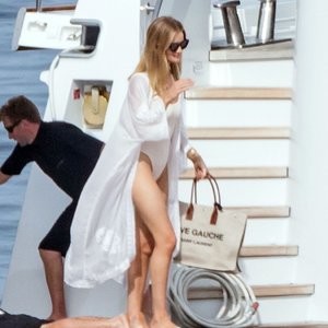 Celebrity Nude Pic Rosie Huntington-Whiteley 013 pic