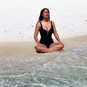 celeb nude Salma Hayek 012 pic