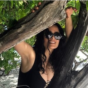 Salma Hayek Sexy (4 Photos) – Leaked Nudes