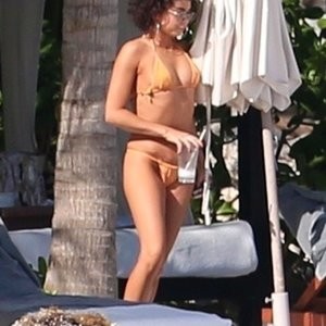 Naked celebrity picture Sarah Hyland 027 pic
