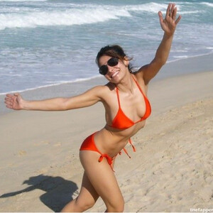 Free nude Celebrity Sarah Shahi 021 pic