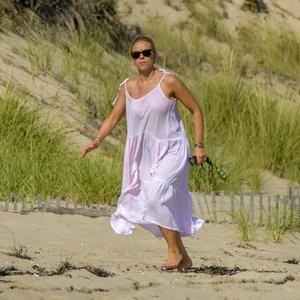 Scarlett Johansson is Spotted on the Beach in The Hamptons (33 Photos) - Leaked Nudes