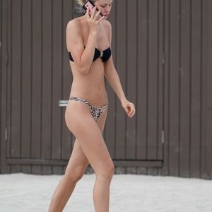 Nude Celeb Pic Scarlett Leithold 007 pic