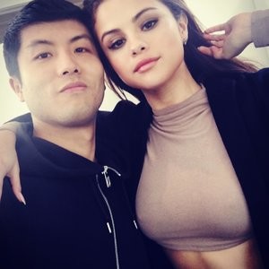 Selena Gomez Braless (1 New Photo) – Leaked Nudes