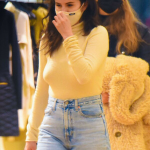 Selena Gomez is Pictured Shopping in NYC (22 Photos) – Leaked Nudes