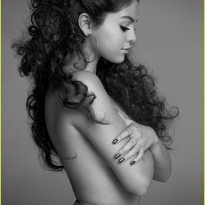 Selena Gomez Topless (4 Photos) – Leaked Nudes