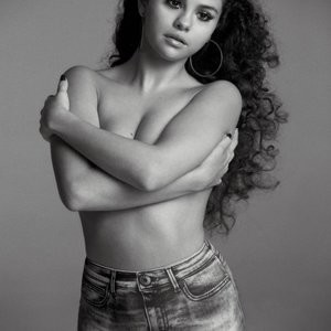 Selena Gomez Topless (7 Photos) – Leaked Nudes