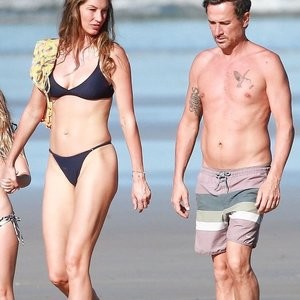 Sexy Gisele BÃ¼ndchen Takes a Morning Walk on the Beach in Costa Rica (11 Photos) - Leaked Nudes