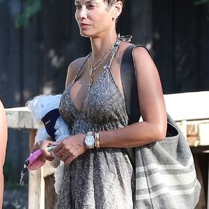 Sexy Nicole Murphy Waits for Her Car as She Leaves Malibu Cafe (17 Photos) – Leaked Nudes