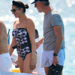 Simon Cowell Enjoys the Festive Season on Board His Yacht with Lauren Silverman (7 Photos) – Leaked Nudes