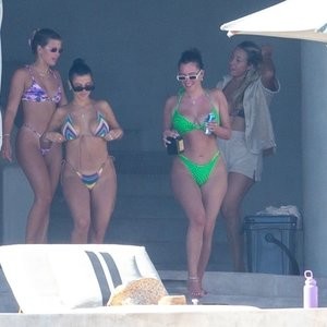 Sofia Richie Laughs During a Playful Day Spent Swimming in the Pool with Her Pals (57 Photos) - Leaked Nudes