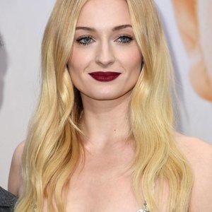 Famous Nude Sophie Turner 017 pic