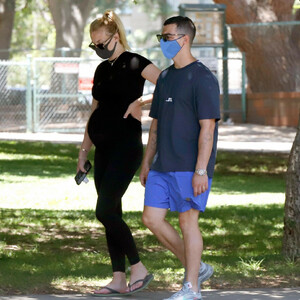 Free nude Celebrity Sophie Turner 051 pic