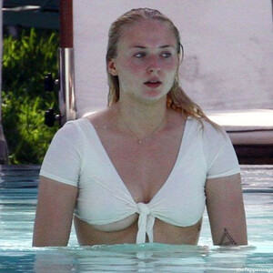 Naked celebrity picture Sophie Turner 142 pic