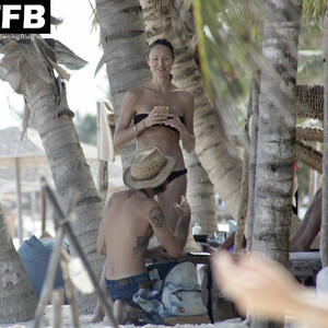 Famous Nude Stacy Keibler 007 pic
