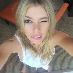 Stella Maxwell Sexy Leaked Fappening Selfie (1 Photo) – Leaked Nudes